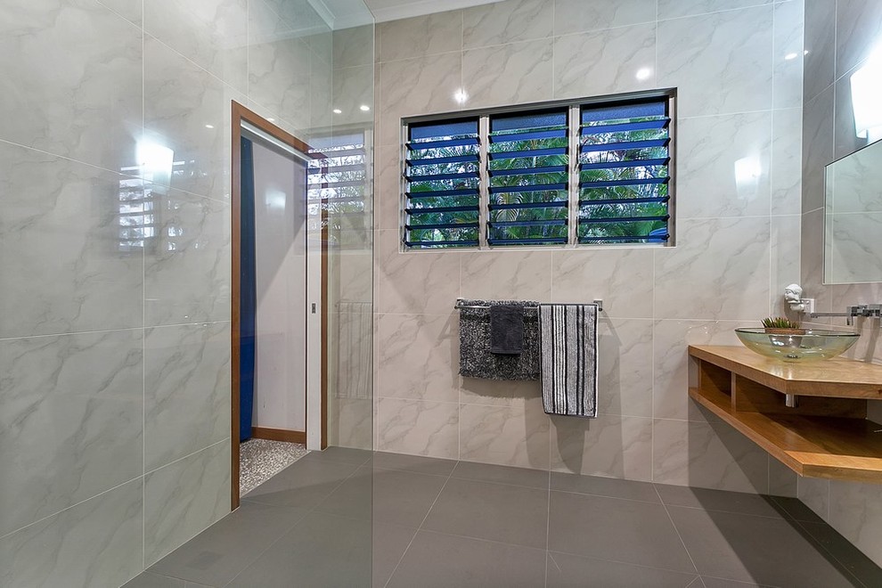 Design ideas for a contemporary bathroom in Cairns.
