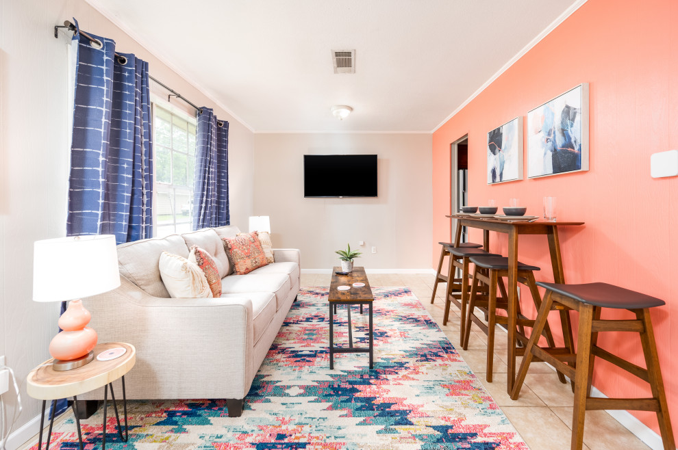 Стильный дизайн: маленькая изолированная гостиная комната в стиле шебби-шик с оранжевыми стенами, полом из керамогранита и бежевым полом для на участке и в саду - последний тренд