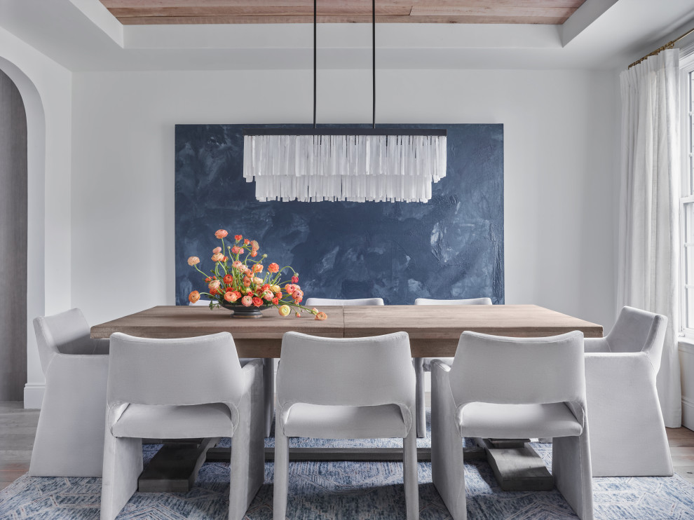 Idee per una sala da pranzo classica chiusa con pareti bianche, parquet chiaro, pavimento beige, soffitto ribassato e soffitto in legno
