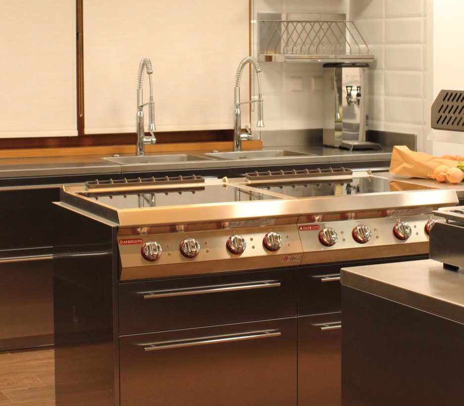 Профессиональная кухня AWELT в загородном доме, Московская область