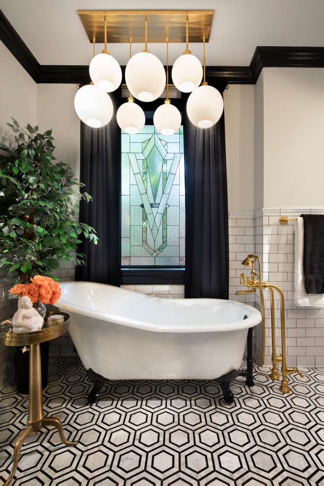 Пример оригинального дизайна: главная ванная комната среднего размера: освещение в стиле фьюжн с фасадами в стиле шейкер, черными фасадами, отдельно стоящей ванной, душем в нише, унитазом-моноблоком, белой плиткой, керамической плиткой, белыми стенами, мраморным полом, врезной раковиной, мраморной столешницей, разноцветным полом, душем с распашными дверями, белой столешницей, тумбой под две раковины и подвесной тумбой