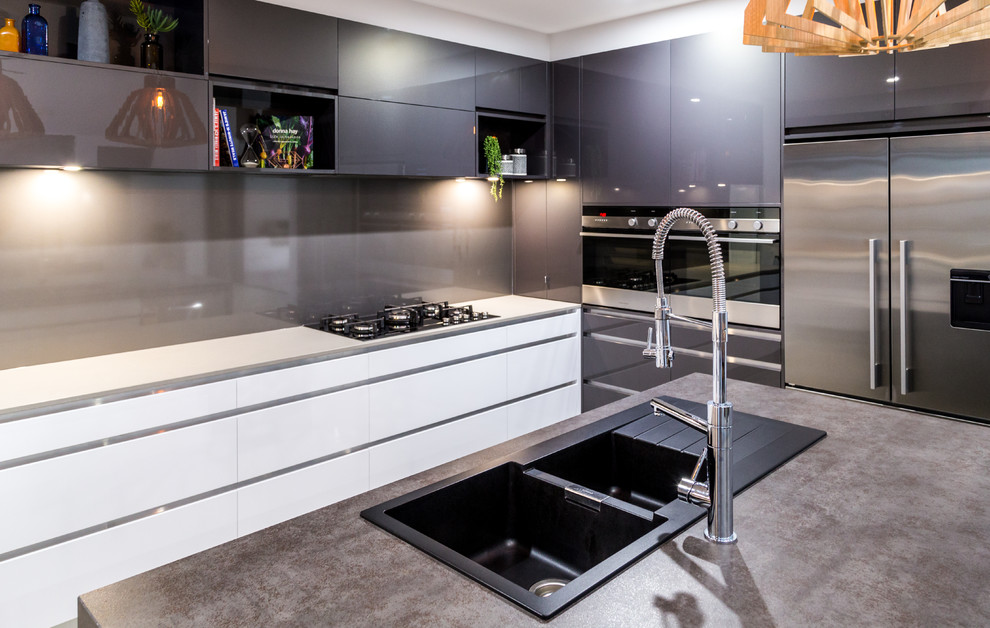 This is an example of a contemporary kitchen in Cairns.