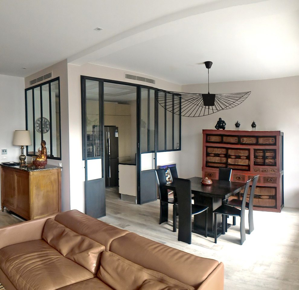 Réalisation de cuisine in U With un évier posé, un placard à porte affleurante, des portes de placard beiges, un plan de travail en granite, une crédence beige, un sol en carrelage de céramique, aucun îlot and un sol beige.