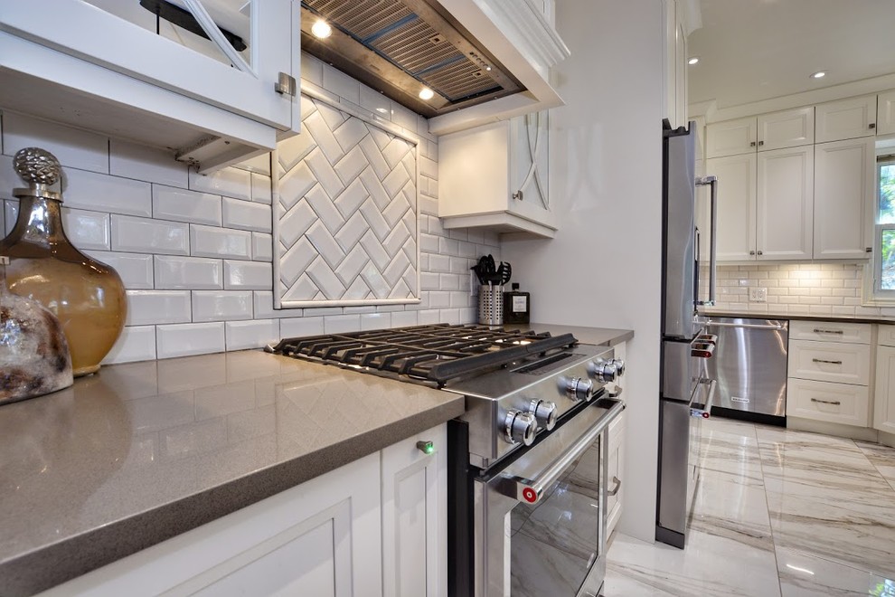 Transitional kitchen photo in Toronto