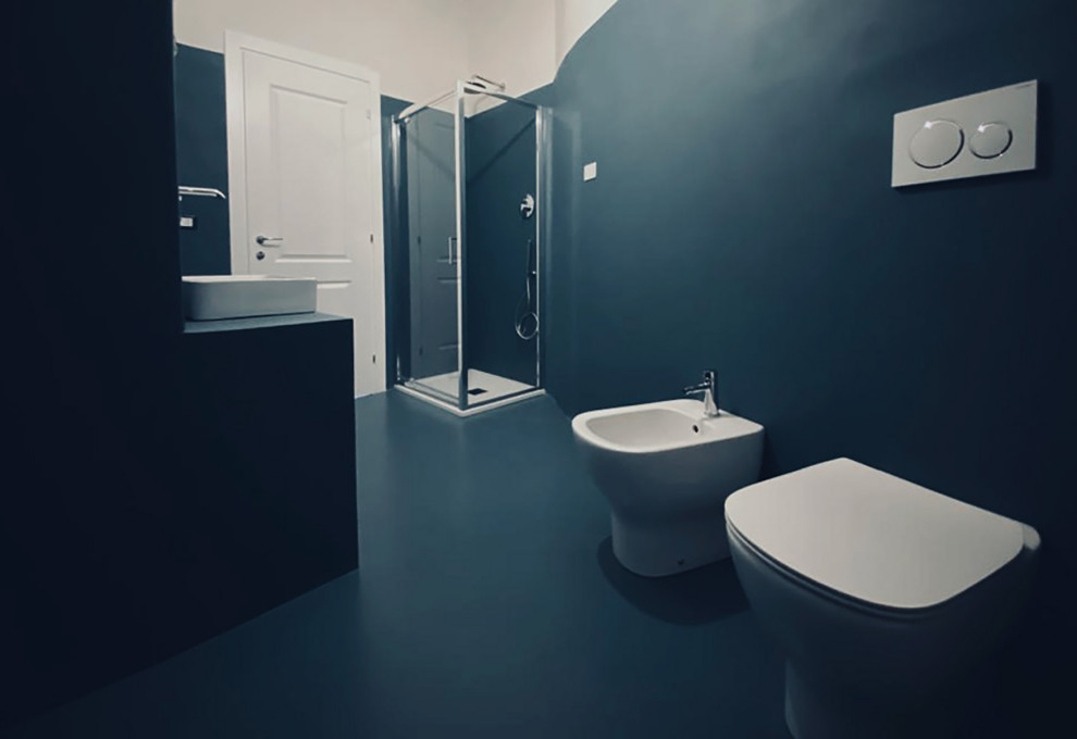 Идея дизайна: туалет среднего размера в стиле фьюжн с синими стенами, синим полом и синей столешницей