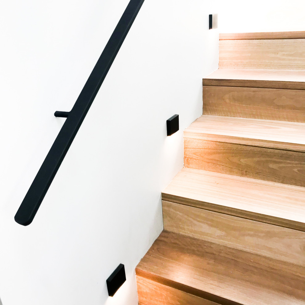 Источник вдохновения для домашнего уюта: п-образная деревянная лестница в стиле модернизм с деревянными ступенями, металлическими перилами и панелями на части стены