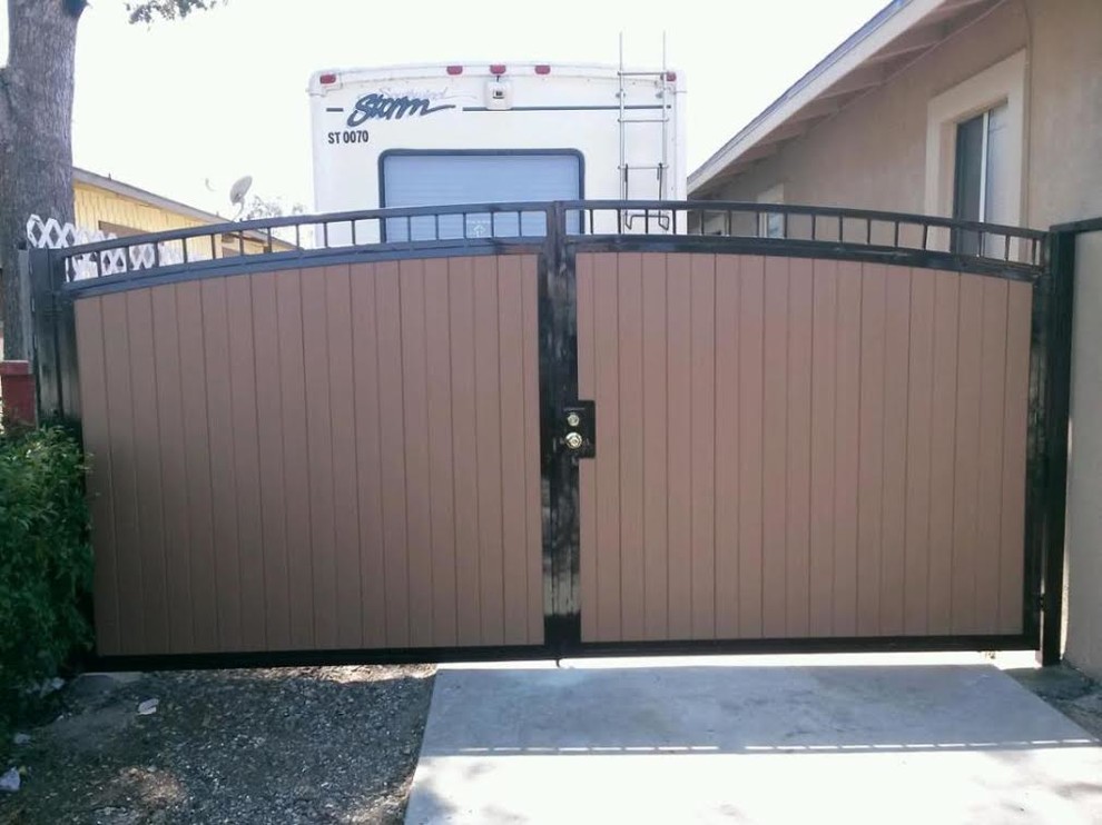 Transitional garden in Los Angeles with with a gate and a vinyl fence.