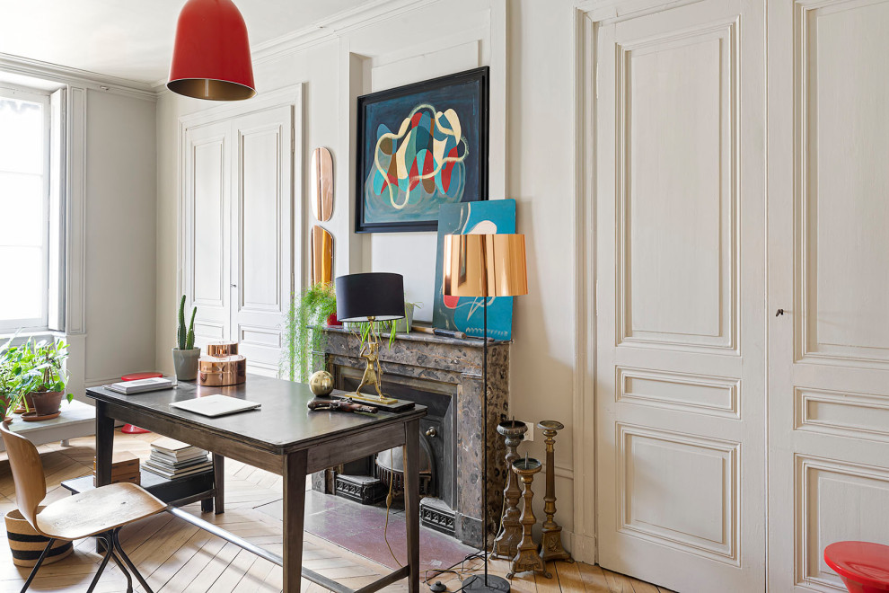 Idée de décoration pour un bureau tradition avec un mur beige, un sol en bois brun, une cheminée standard, un bureau indépendant et un sol marron.