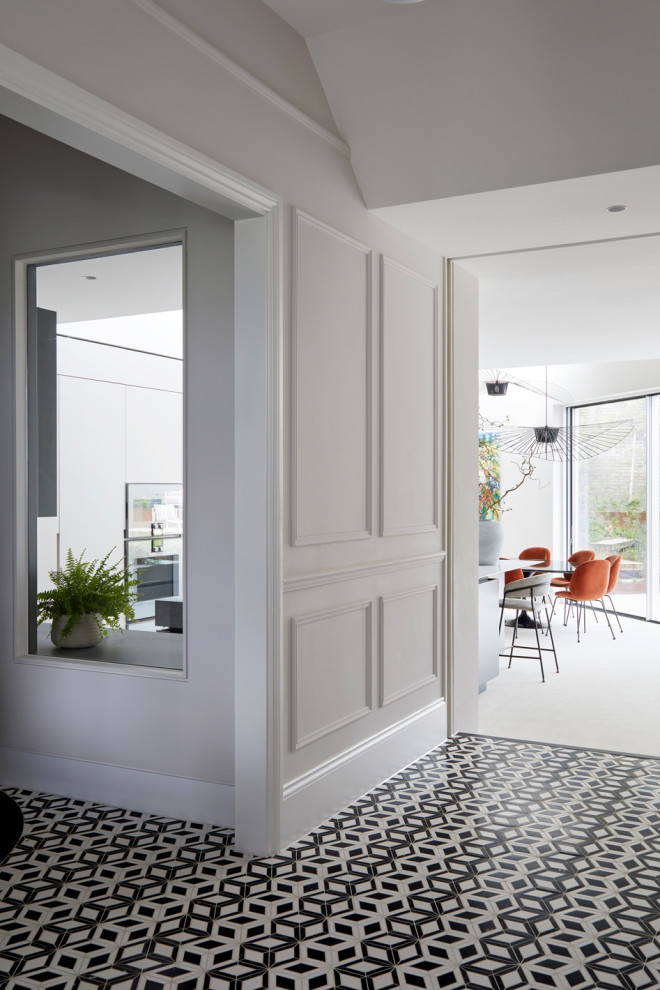 Geräumiger Moderner Flur mit weißer Wandfarbe, Keramikboden und schwarzem Boden in London