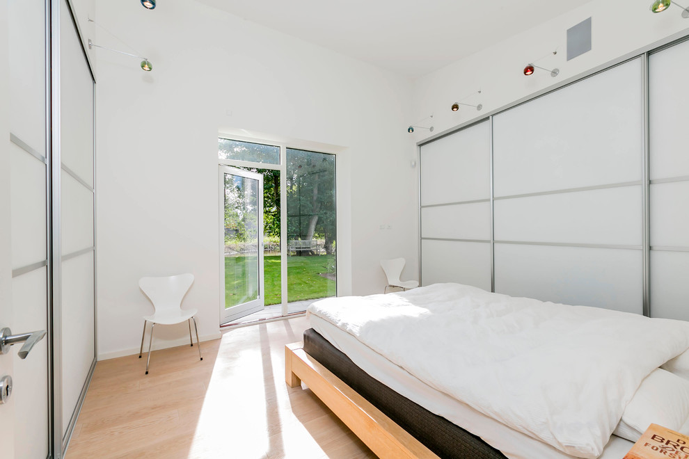 This is an example of a scandinavian bedroom in Aarhus.