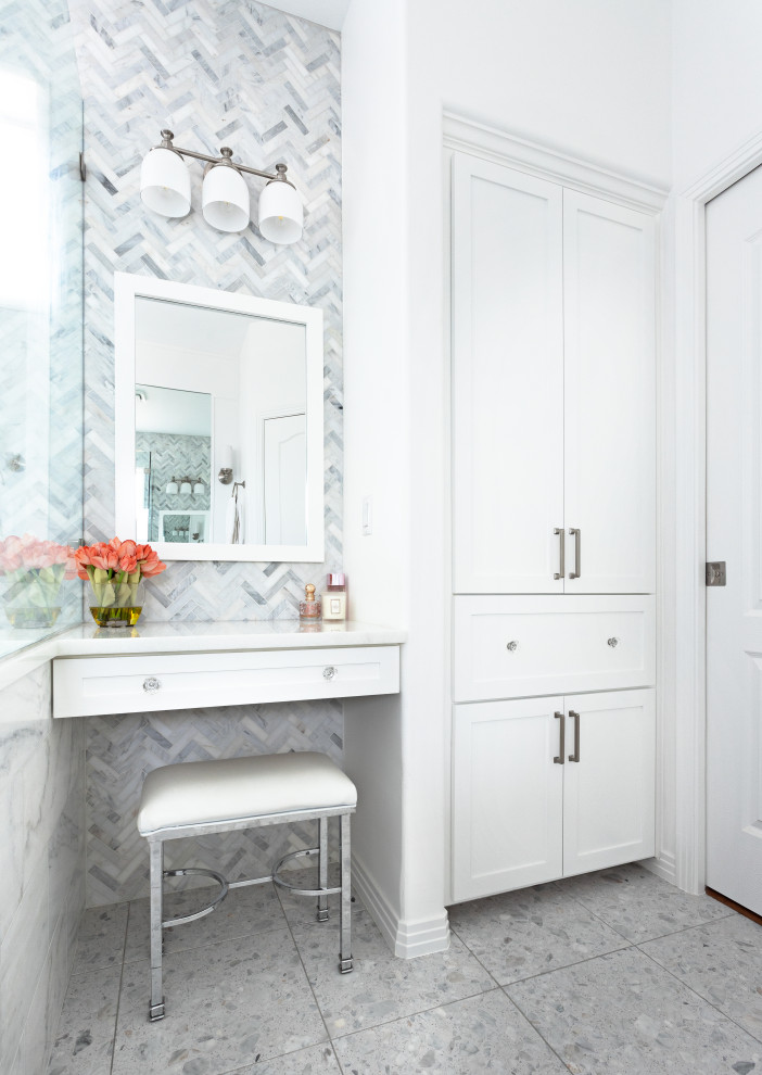 На фото: главная ванная комната в современном стиле с белыми фасадами, серой плиткой, серыми стенами, полом из терраццо, мраморной столешницей, серым полом, белой столешницей и нишей