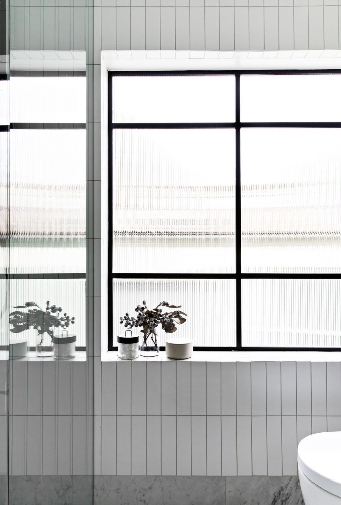 Foto di una stanza da bagno industriale con ante nere, doccia doppia, piastrelle bianche, pavimento in marmo, top piastrellato, nicchia, un lavabo, boiserie e piastrelle in ceramica