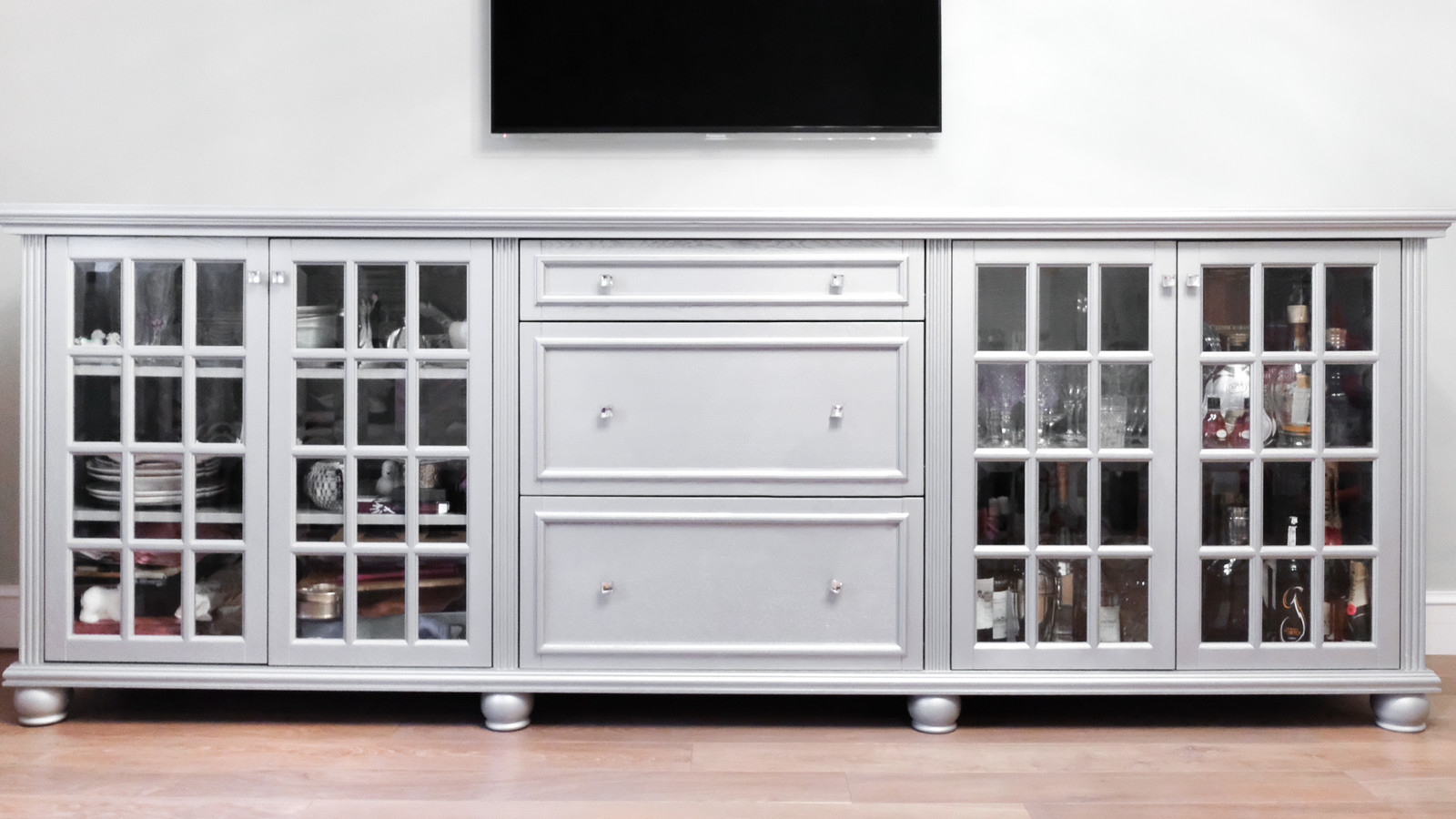 Комод на набережной