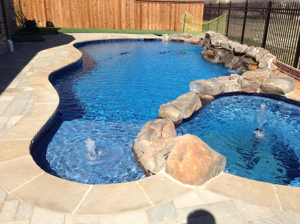 This is an example of a tropical pool in Dallas.