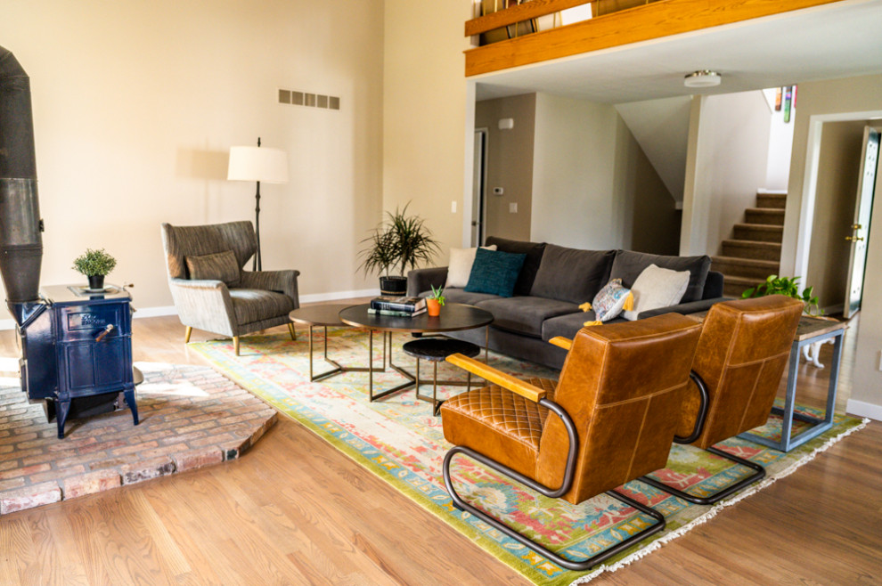 Mittelgroßes, Abgetrenntes Modernes Wohnzimmer mit weißer Wandfarbe, braunem Holzboden und braunem Boden in Cedar Rapids