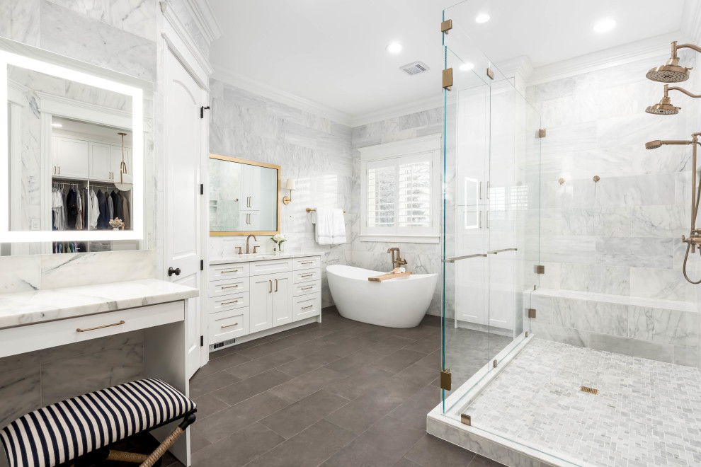 Exempel på ett stort klassiskt flerfärgad flerfärgat en-suite badrum, med luckor med infälld panel, vita skåp, ett fristående badkar, en dusch i en alkov, vit kakel, marmorkakel, flerfärgade väggar, klinkergolv i porslin, ett undermonterad handfat, marmorbänkskiva, grått golv och dusch med gångjärnsdörr