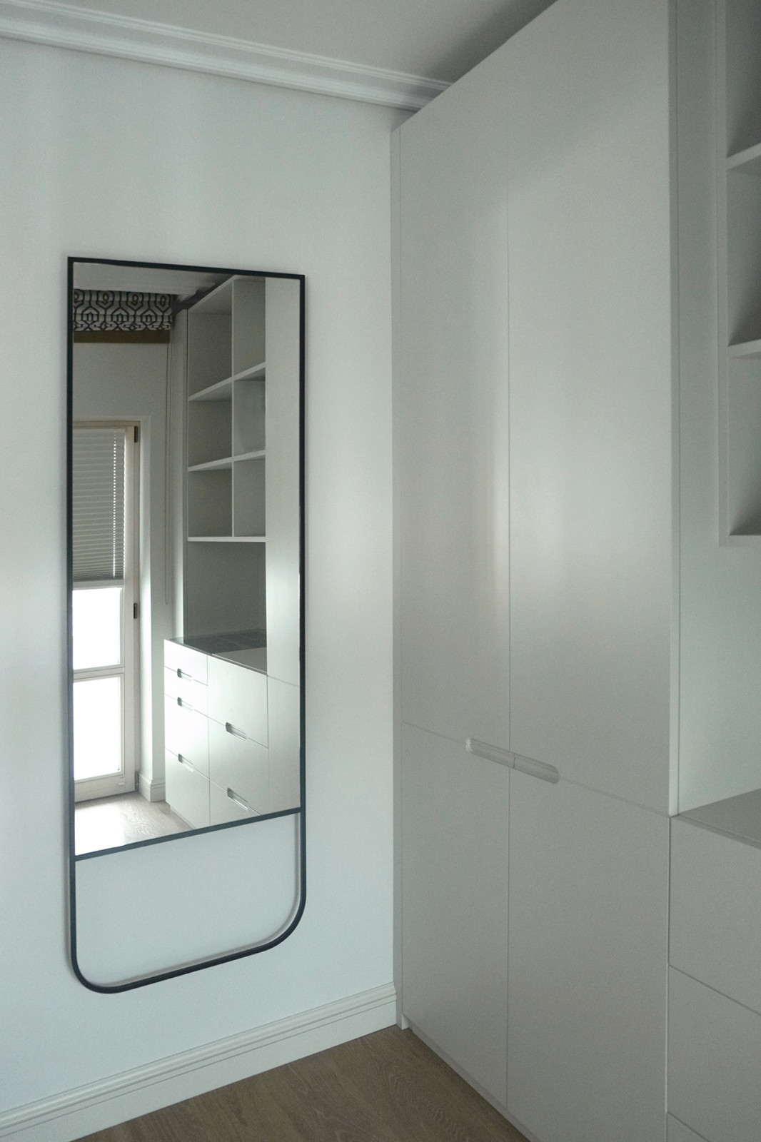 Фрагмент гардеробной при спальне девушки