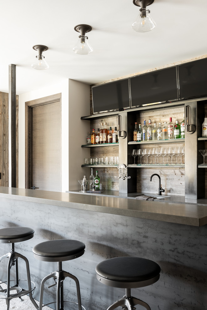 Foto de bar en casa con fregadero moderno con fregadero encastrado y puertas de armario de madera en tonos medios