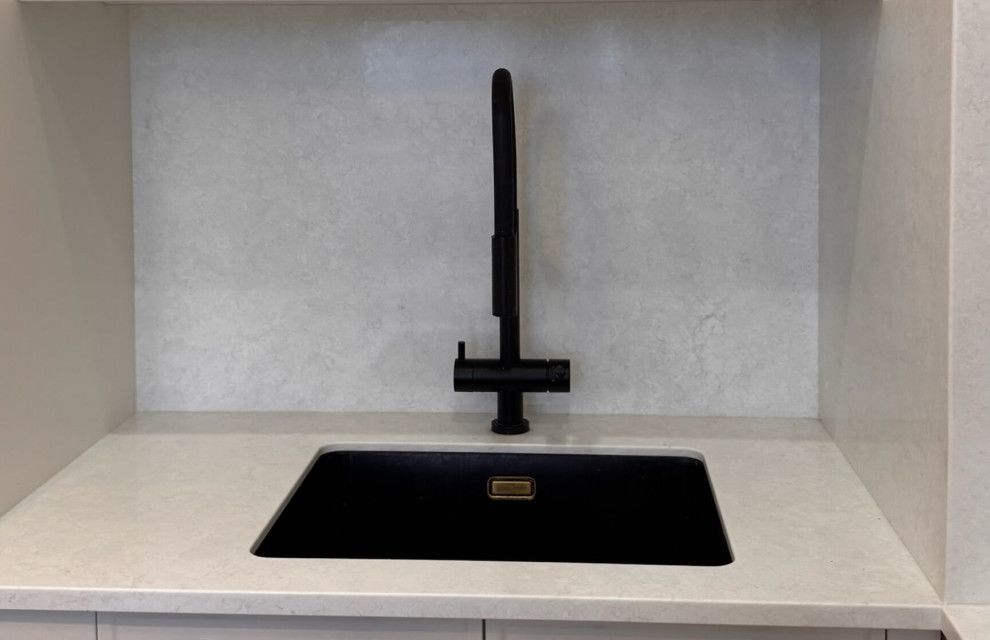 Кухня во французском стиле в светлых тонах