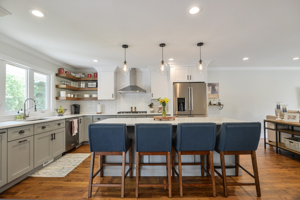 Example of a farmhouse home design design in Philadelphia