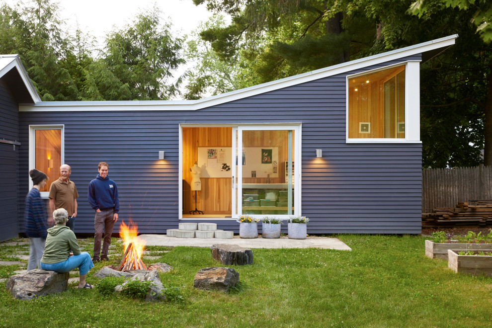 На фото: маленький кабинет в стиле модернизм для на участке и в саду
