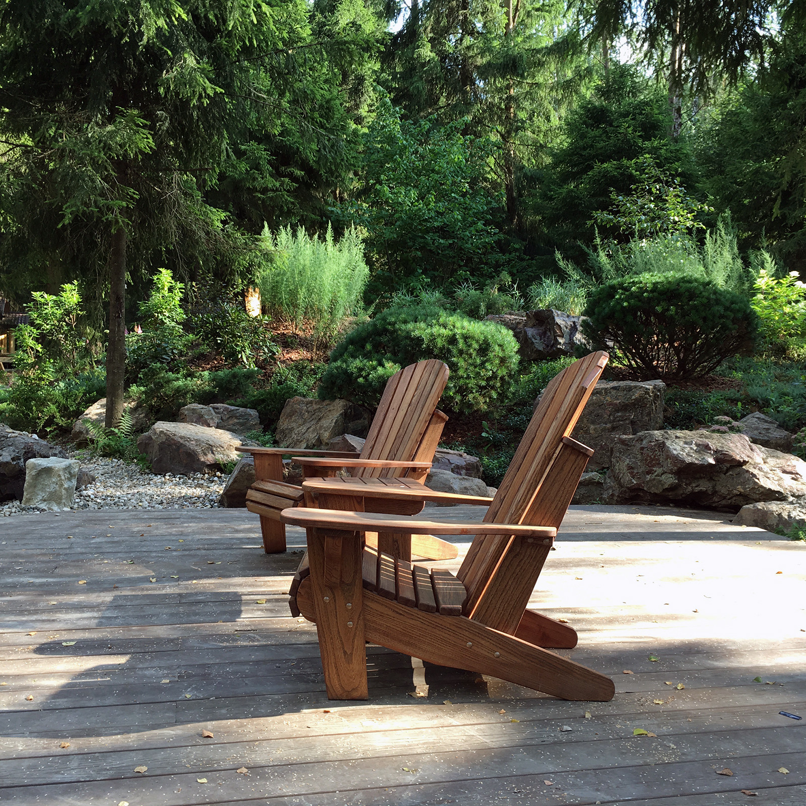 Садовые кресла Адирондак и пруд