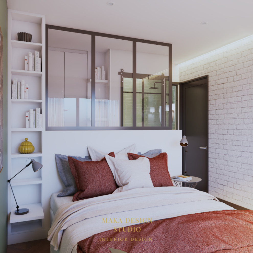 Пример оригинального дизайна: маленькая хозяйская спальня в стиле лофт с белыми стенами, полом из ламината, коричневым полом и кирпичными стенами без камина для на участке и в саду