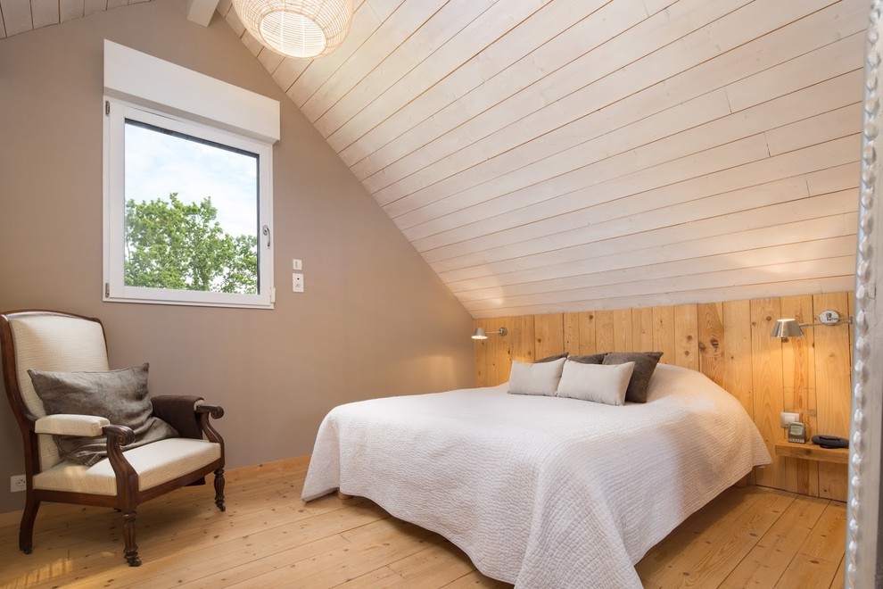 Photo of a contemporary bedroom in Nantes with beige walls and medium hardwood floors.
