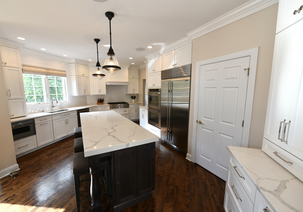 Example of a transitional kitchen design in Chicago