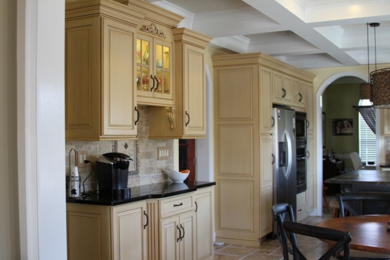 Kitchen - traditional kitchen idea in Philadelphia