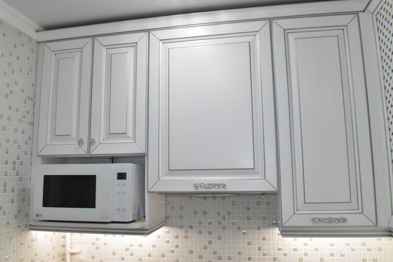 Кухня из массива бука, модель ЭКО в белом цвете с серебряной патиной