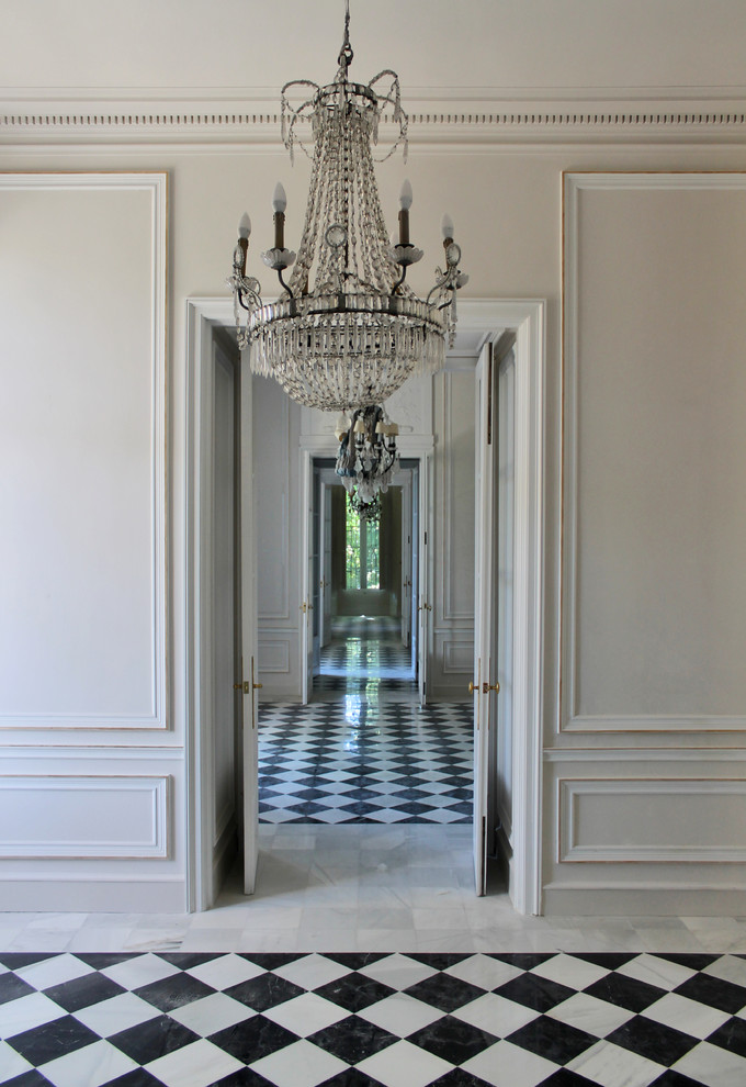 Photo of a large traditional hallway in Barcelona with white walls.