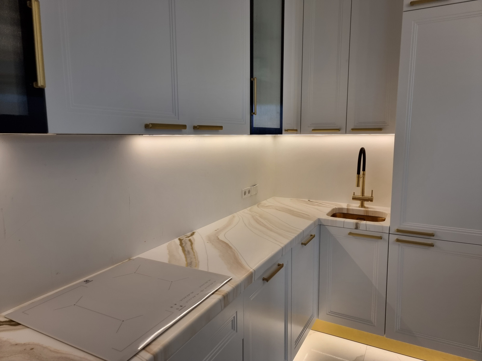 Круглый обеденный стол под белый мрамор