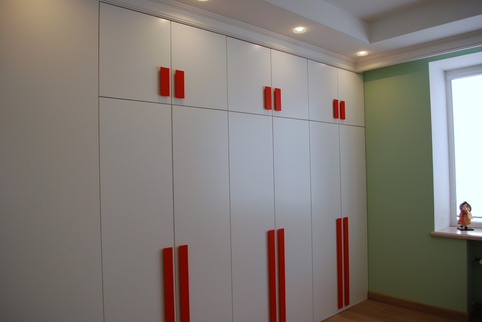 Встроенный шкаф с распашными дверями в детской