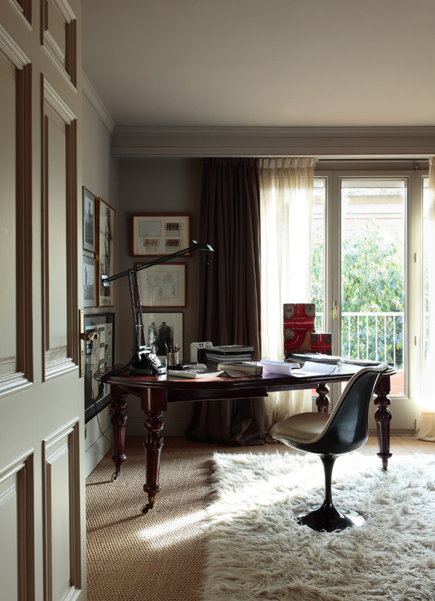 Photo of a transitional home office in Barcelona.