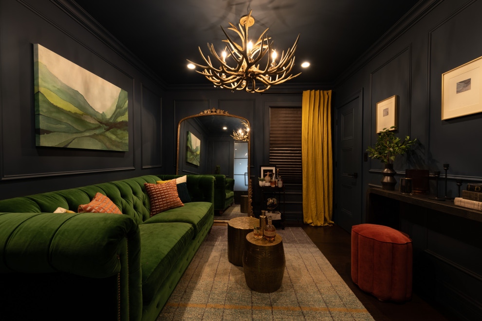 Immagine di un soggiorno boho chic chiuso con libreria, pareti blu, parquet scuro, pavimento marrone e boiserie