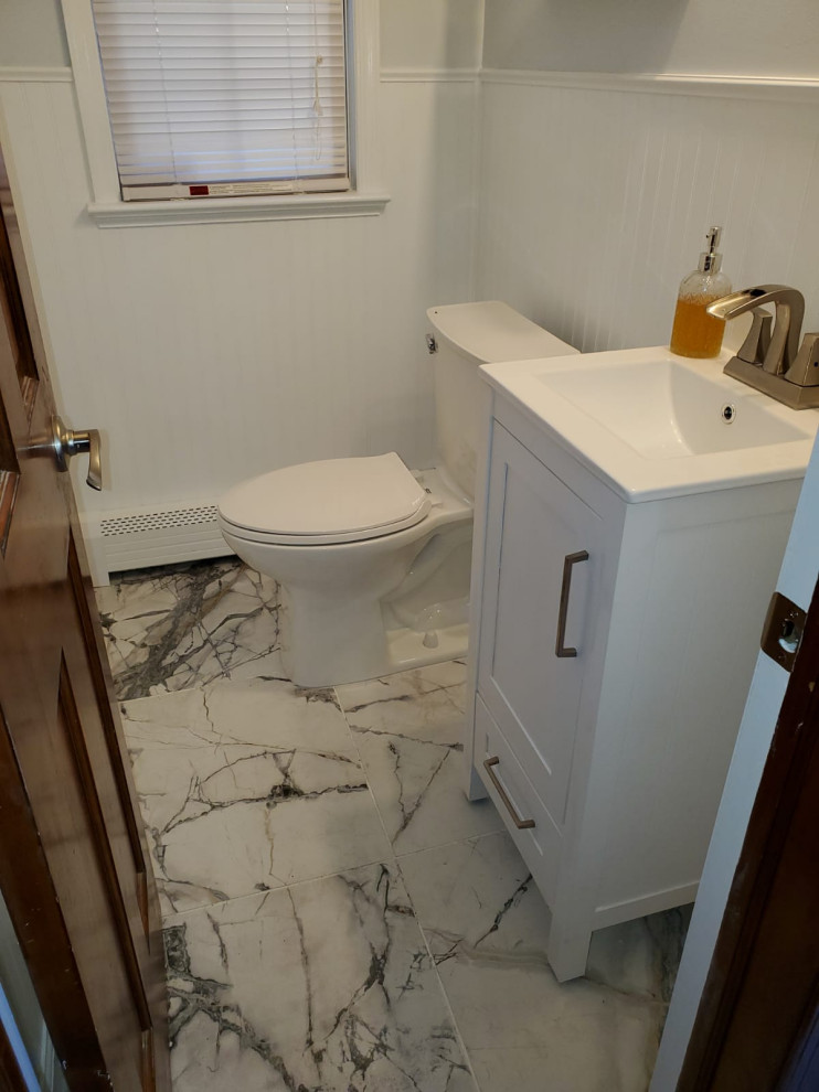 Inspiration för små moderna vitt toaletter, med luckor med lamellpanel, vita skåp, en toalettstol med separat cisternkåpa, vita väggar, klinkergolv i keramik, ett integrerad handfat, bänkskiva i kvarts och vitt golv