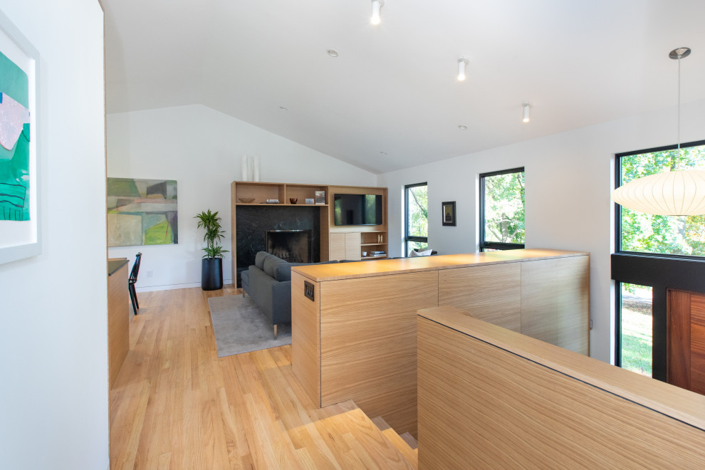 Idee per un soggiorno minimal con pavimento in legno massello medio