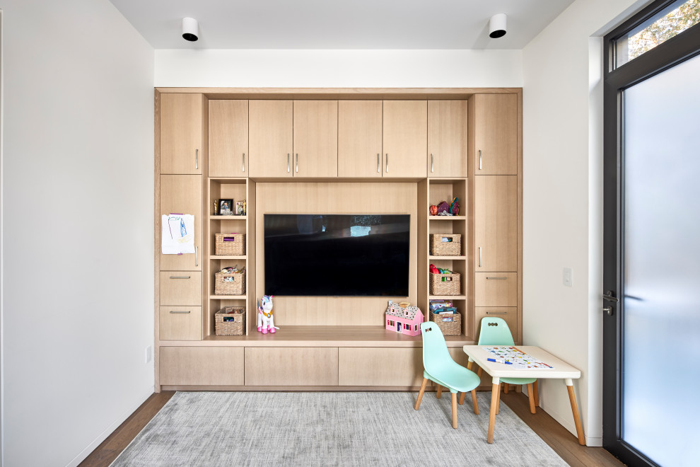 Modelo de dormitorio infantil de 4 a 10 años contemporáneo pequeño con paredes blancas, suelo de madera en tonos medios y suelo marrón