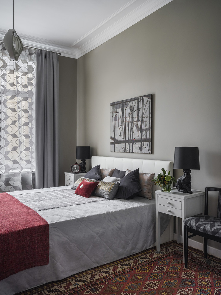 Свежая идея для дизайна: хозяйская спальня в стиле неоклассика (современная классика) с серыми стенами - отличное фото интерьера