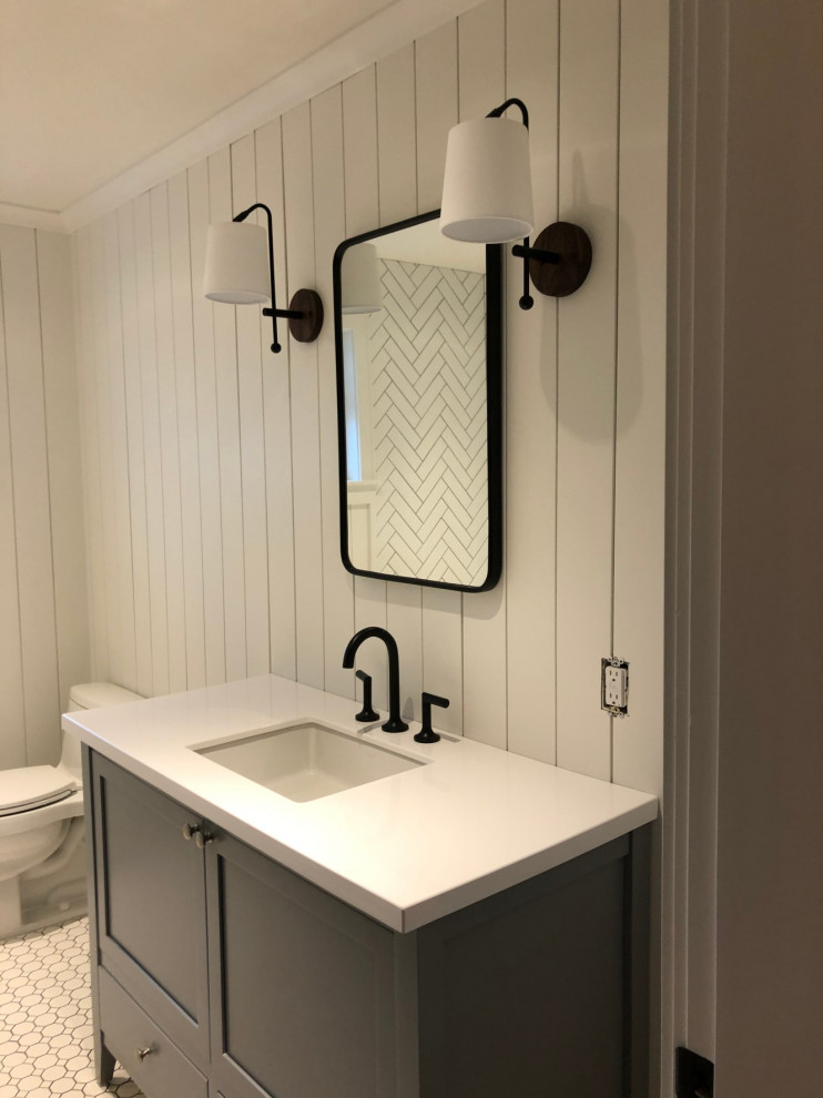 Idee per una stanza da bagno country con ante in stile shaker, ante grigie, top in superficie solida, top bianco, un lavabo e mobile bagno freestanding
