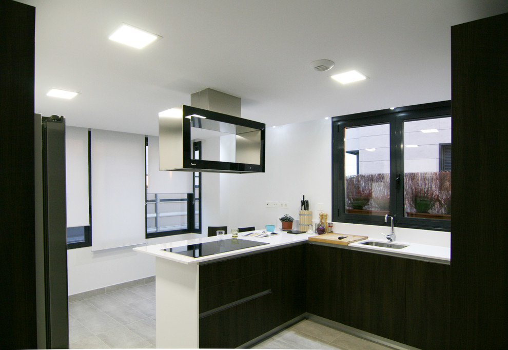 Mid-sized contemporary u-shaped separate kitchen in Madrid with a single-bowl sink, beaded inset cabinets, white cabinets, quartz benchtops, stainless steel appliances, cement tiles, a peninsula and grey floor.