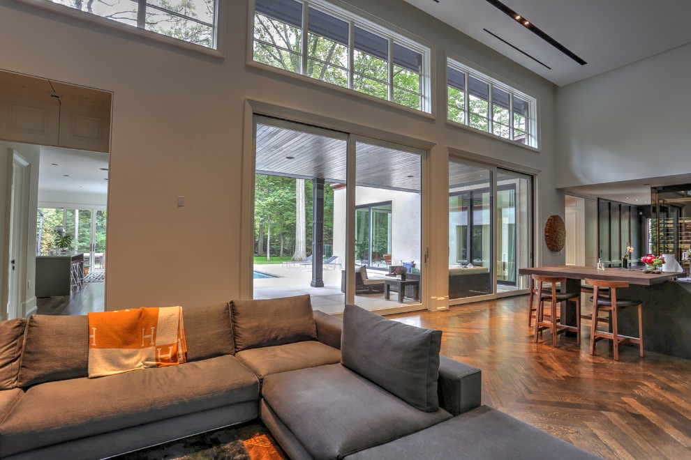 Transitional home design photo in Toronto