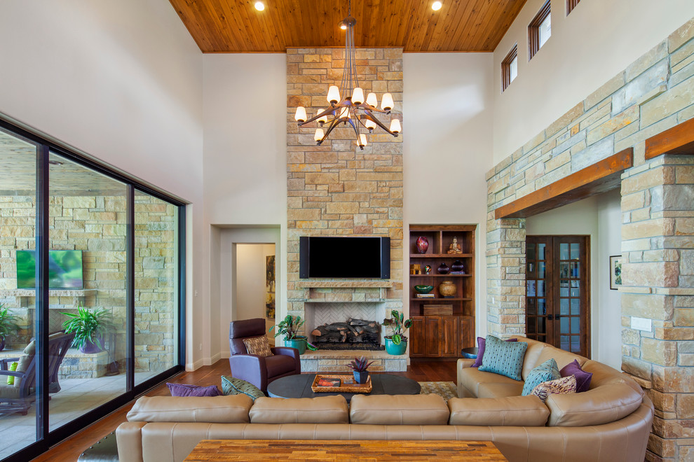 This is an example of a transitional family room in Austin.