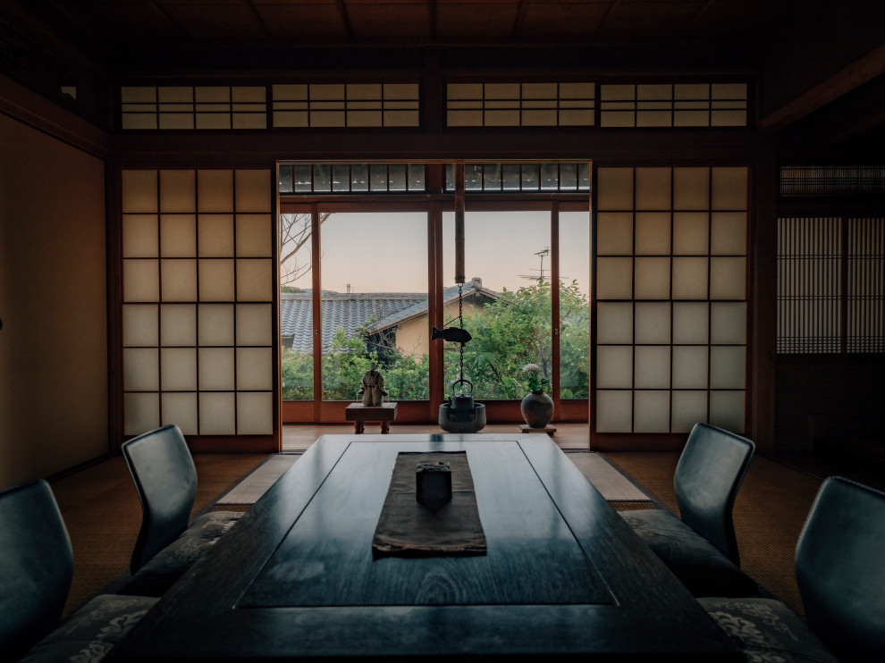 京都にあるアジアンスタイルのおしゃれなリビング (ベージュの壁、竹フローリング、暖炉なし、テレビなし、黄色い床、板張り天井、板張り壁) の写真