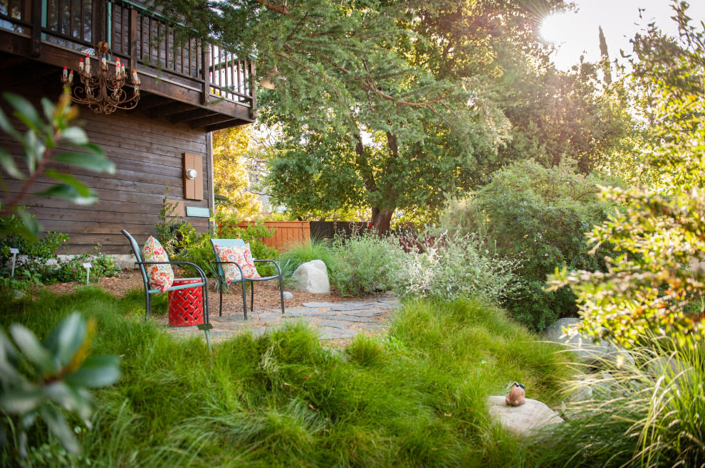 Réalisation d'une petite terrasse avant chalet avec des pavés en pierre naturelle.