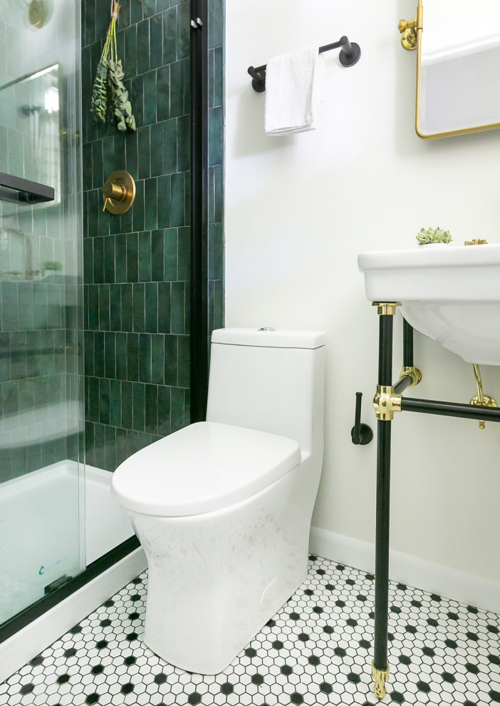 Источник вдохновения для домашнего уюта: маленькая ванная комната в стиле неоклассика (современная классика) с угловым душем, унитазом-моноблоком, белой плиткой, полом из керамогранита, консольной раковиной, душем с раздвижными дверями, белой столешницей, нишей, тумбой под одну раковину и напольной тумбой для на участке и в саду