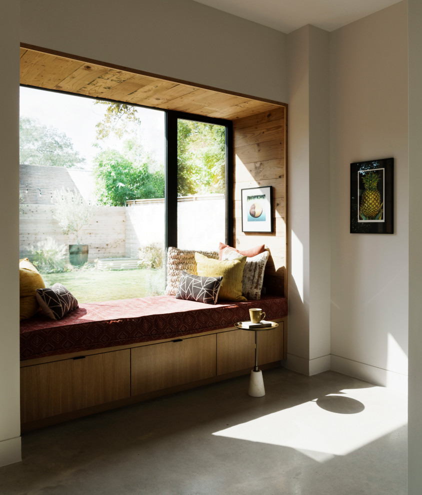 Cette image montre une chambre design avec sol en béton ciré.