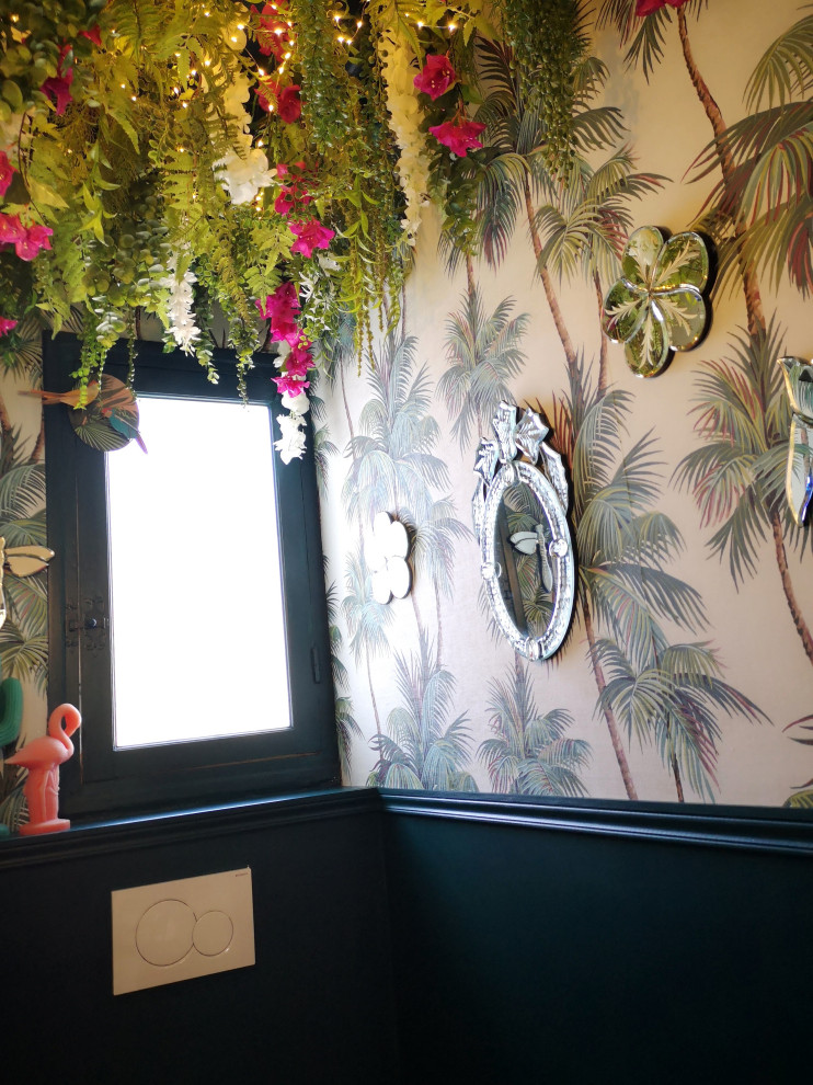 Exemple d'un WC suspendu exotique avec un mur vert, un lavabo suspendu et du papier peint.