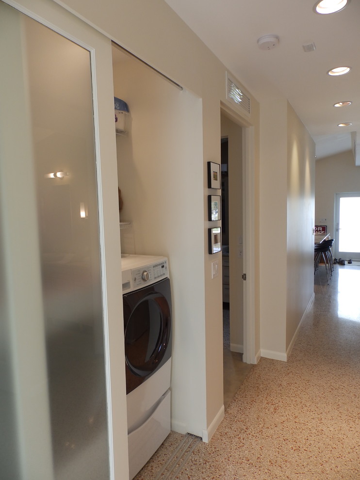 Modern laundry room in Miami.